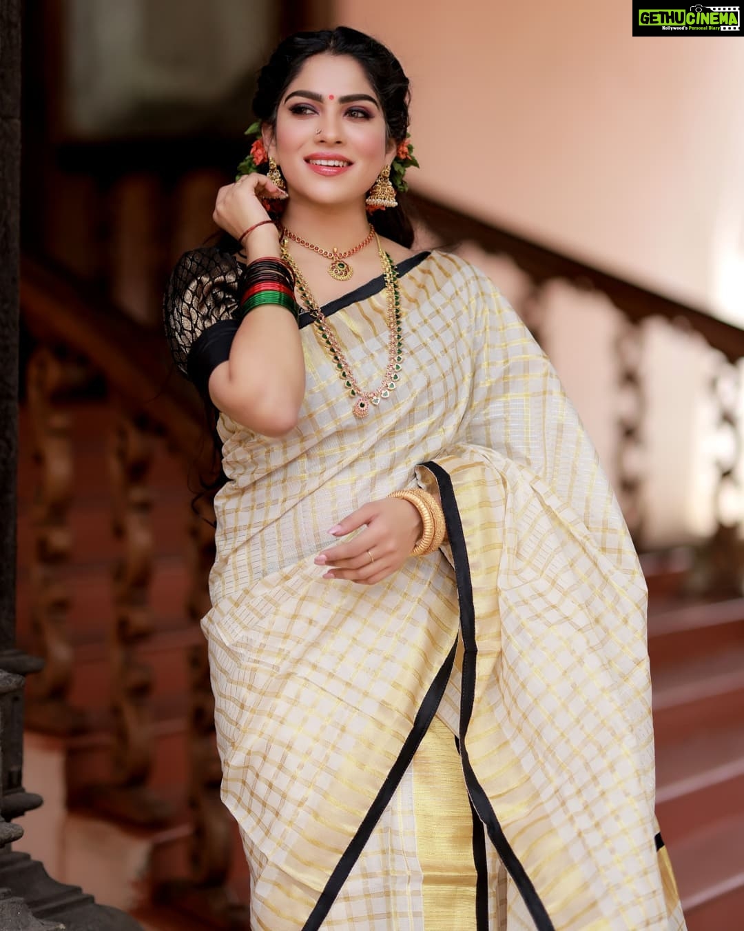 Swasika Instagram - Happy Onam🏵 Makeup : @abilashchickumakeupartist Saree : @ruuhbythebrandstore and @thebrandstorebyfebitha Jewellery: @inikacollections Flowers : @renjinidas.r Photography: @karuntvm #happyonam #onam #swasika #swasikavijay #swasikaactress