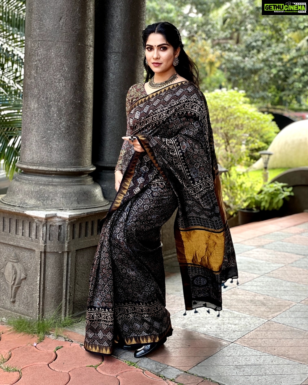 Swasika Instagram - "Despite the forecast, live like it's spring" Makeup: @abilashchickumakeupartist Beautiful saree by : @klumbyprajinajaanaki Jewellery: @planetjewel Stylist: @shinu_ushas #swasika #swasikavj #swasikavlogs #swasikaproductions #swasikavijay