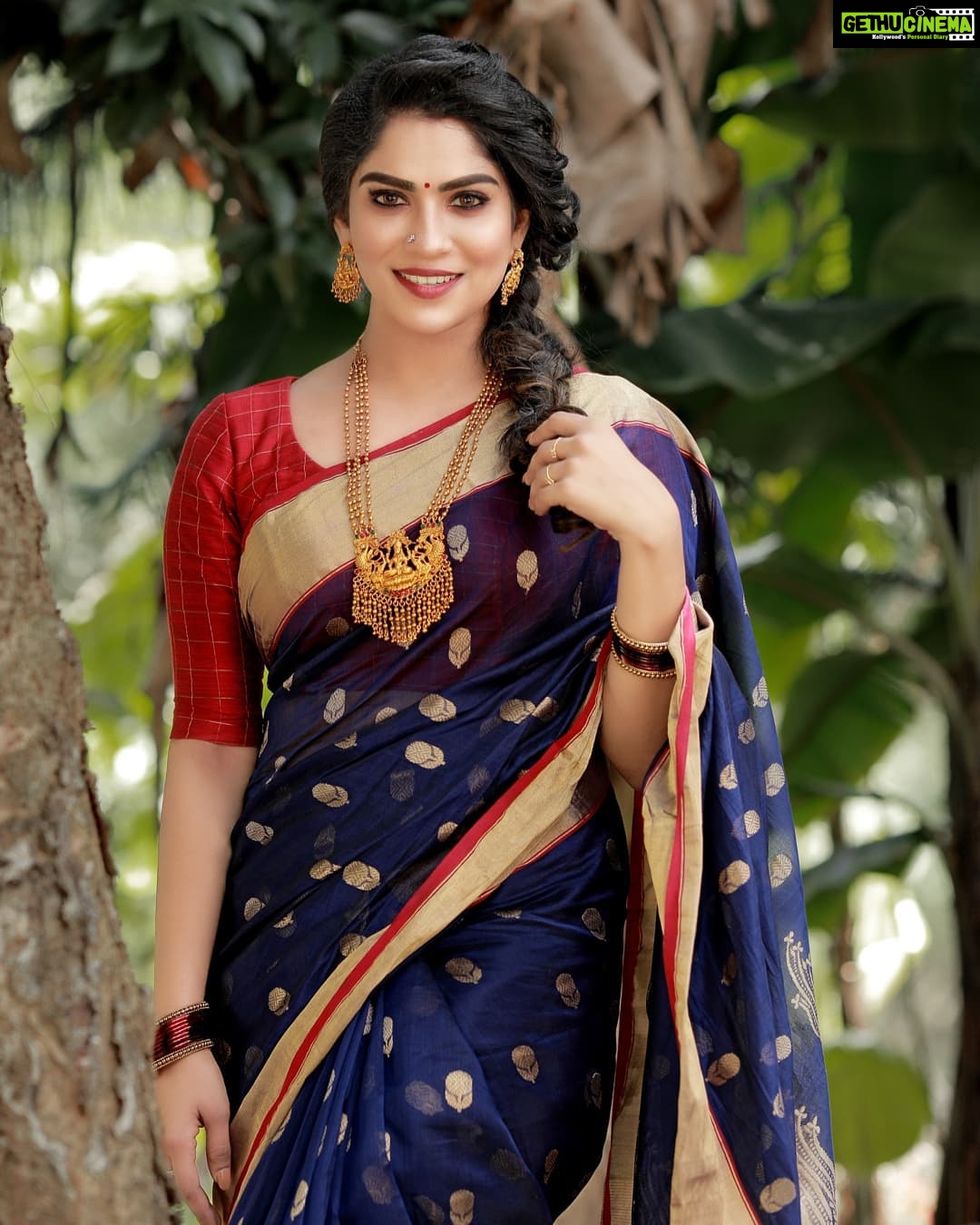 Swasika Instagram - Embellished in Beauty ! Makeup: @abilashchickumakeupartist Saree : @thebrandstorebyfebitha Photography: @midhinlal #swasika #swasikavj #swasikavlogs #swasikavijayactress #sareelove #templejewellery #redcarpet #amritatv #saree #sareelook