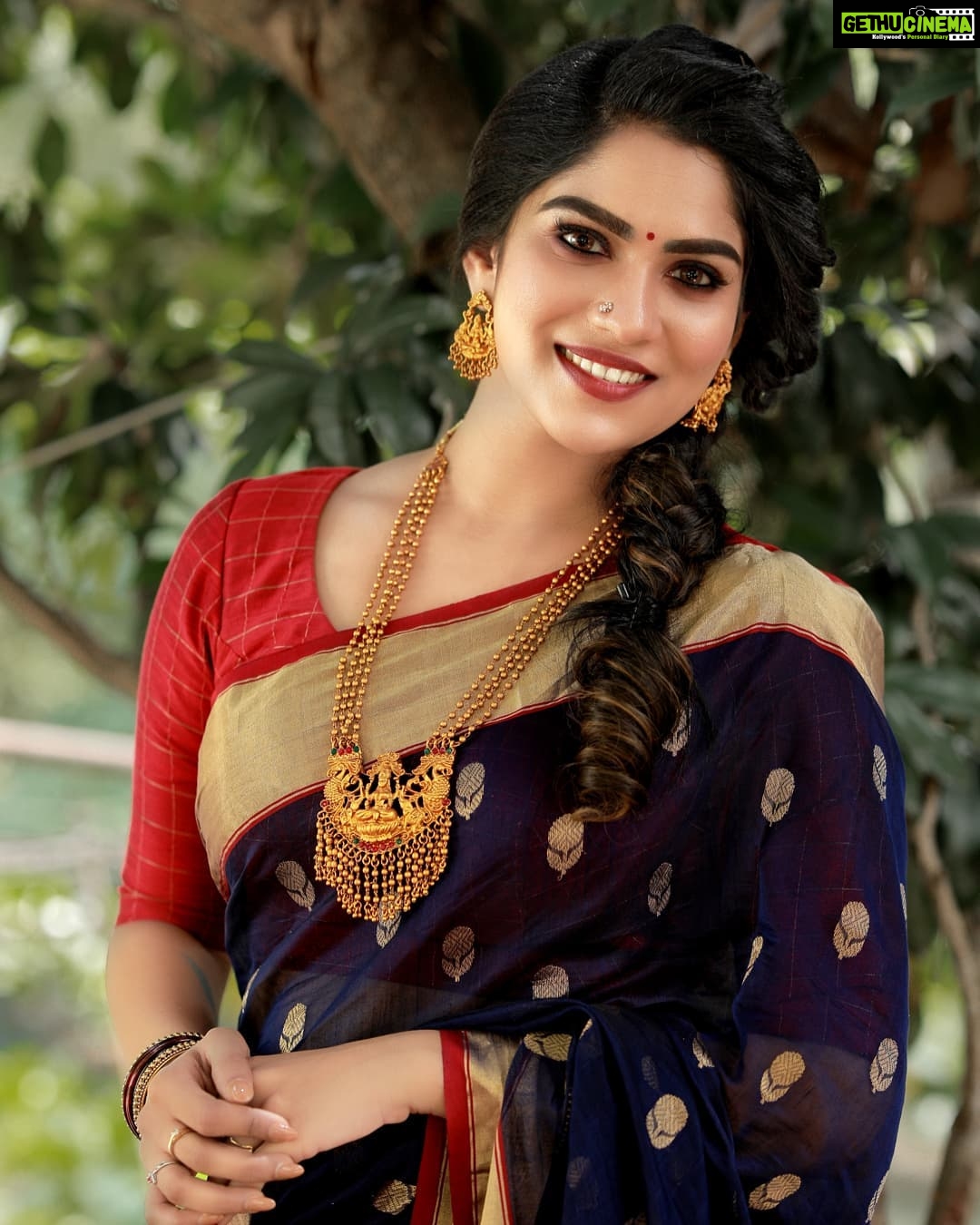 Swasika Instagram - Embellished in Beauty ! Makeup: @abilashchickumakeupartist Saree : @thebrandstorebyfebitha Photography: @midhinlal #swasika #swasikavj #swasikavlogs #swasikavijayactress #sareelove #templejewellery #redcarpet #amritatv #saree #sareelook