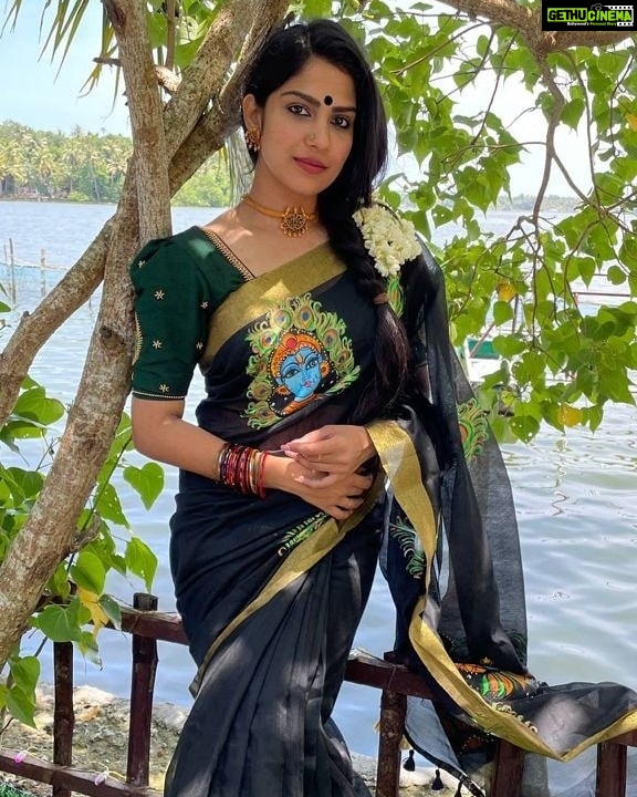Swasika Instagram - Throwback to onam vibes 🥰 Costume : @navamimypassionyourfashion PC: Thank you @premjacob06 #swasika #swasikavj #swasikavlogs #swasikactress Location courtesy @karmaliz_casa_de_lake Jewelleries @aarohi_online