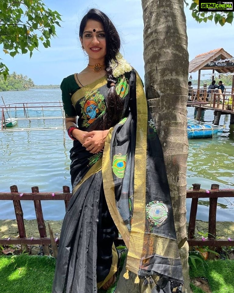 Swasika Instagram - Throwback to onam vibes 🥰 Costume : @navamimypassionyourfashion PC: Thank you @premjacob06 #swasika #swasikavj #swasikavlogs #swasikactress Location courtesy @karmaliz_casa_de_lake Jewelleries @aarohi_online