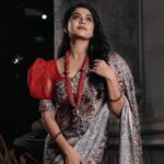 Swasika Instagram - "The secret of great style is to feel good in what you wear " #sareelove Mua : @abilashchickumakeupartist Costume : @akiraa_designs Necklace and Earrings: @ratnangi2018 Bangles: @himaani_jewelry_store Photography: @midhinlal @emeraldmodellingcompany Stylist : @shinu_ushas #swasika #swasikavj #swasikavlogs #swasikactress #sareelove #sareetrends