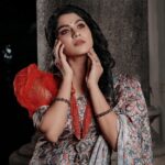 Swasika Instagram - "The secret of great style is to feel good in what you wear " #sareelove Mua : @abilashchickumakeupartist Costume : @akiraa_designs Necklace and Earrings: @ratnangi2018 Bangles: @himaani_jewelry_store Photography: @midhinlal @emeraldmodellingcompany Stylist : @shinu_ushas #swasika #swasikavj #swasikavlogs #swasikactress #sareelove #sareetrends