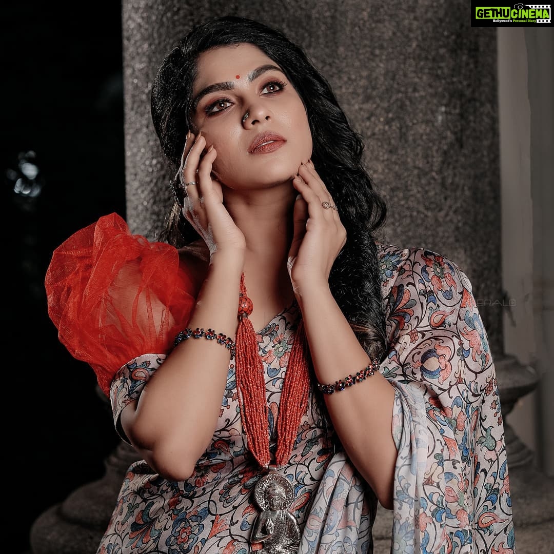 Swasika Instagram - "The secret of great style is to feel good in what you wear " #sareelove Mua : @abilashchickumakeupartist Costume : @akiraa_designs Necklace and Earrings: @ratnangi2018 Bangles: @himaani_jewelry_store Photography: @midhinlal @emeraldmodellingcompany Stylist : @shinu_ushas #swasika #swasikavj #swasikavlogs #swasikactress #sareelove #sareetrends