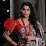 Swasika Instagram - "The secret of great style is to feel good in what you wear " #sareelove Mua : @abilashchickumakeupartist Costume : @akiraa_designs Necklace and Earrings: @ratnangi2018 Bangles: @himaani_jewelry_store Photography: @midhinlal @emeraldmodellingcompany Stylist : @shinu_ushas #swasika #swasikavj #swasikavlogs #swasikactress #sareelove #sareetrends