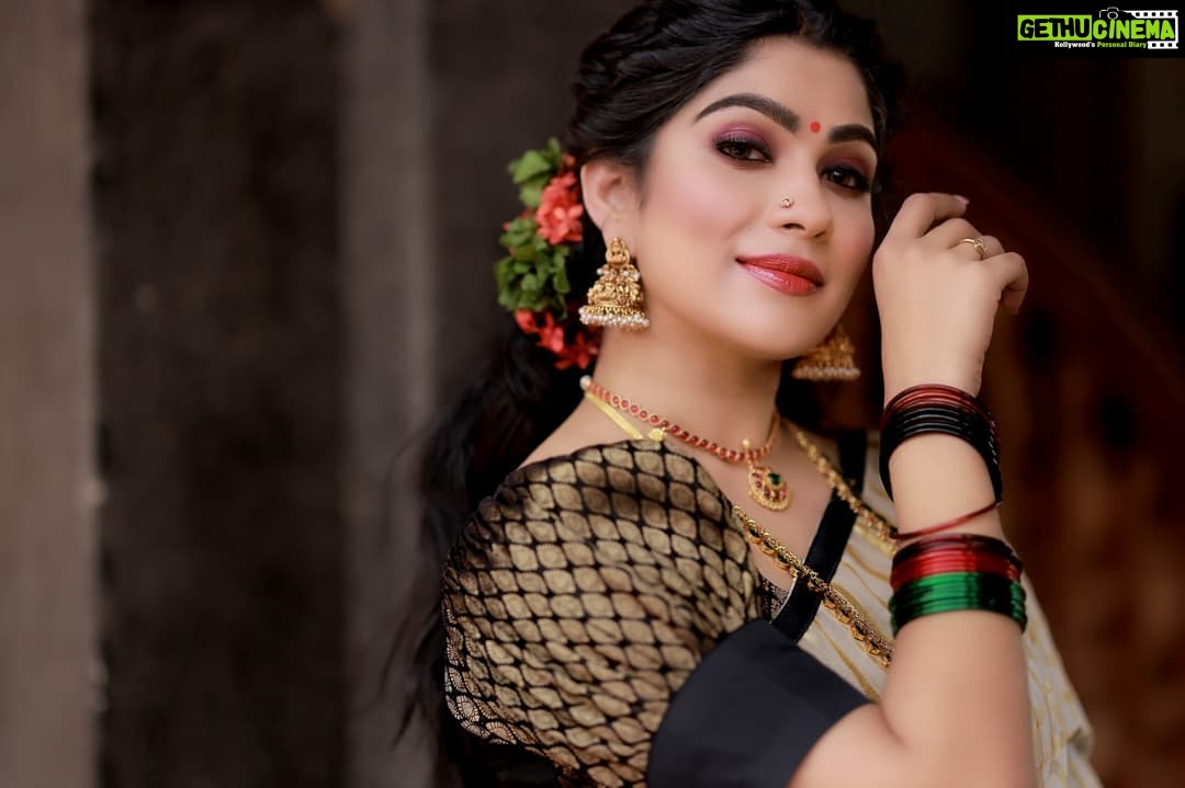 Swasika Instagram - Happy Onam🏵 Makeup : @abilashchickumakeupartist Saree : @ruuhbythebrandstore and @thebrandstorebyfebitha Jewellery: @inikacollections Flowers : @renjinidas.r Photography: @karuntvm #happyonam #onam #swasika #swasikavijay #swasikaactress