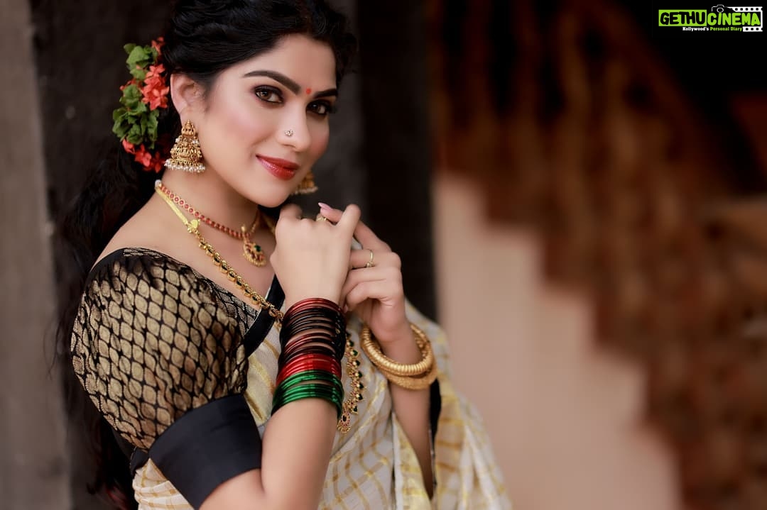 Swasika Instagram - Happy Onam🏵 Makeup : @abilashchickumakeupartist Saree : @ruuhbythebrandstore and @thebrandstorebyfebitha Jewellery: @inikacollections Flowers : @renjinidas.r Photography: @karuntvm #happyonam #onam #swasika #swasikavijay #swasikaactress