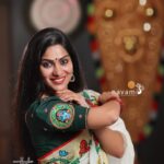 Swasika Instagram - Pepping up with some pre onam getups ! Saree : @navamimypassionyourfashion Photography: @anand_kovalam #swasika #swasikavj #swasikavlogs #swasikactress #onam #onamvibes #keralasaree #setsaree