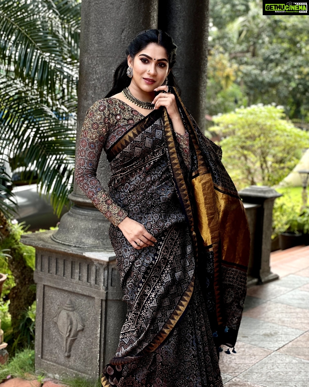 Swasika Instagram - "Despite the forecast, live like it's spring" Makeup: @abilashchickumakeupartist Beautiful saree by : @klumbyprajinajaanaki Jewellery: @planetjewel Stylist: @shinu_ushas #swasika #swasikavj #swasikavlogs #swasikaproductions #swasikavijay
