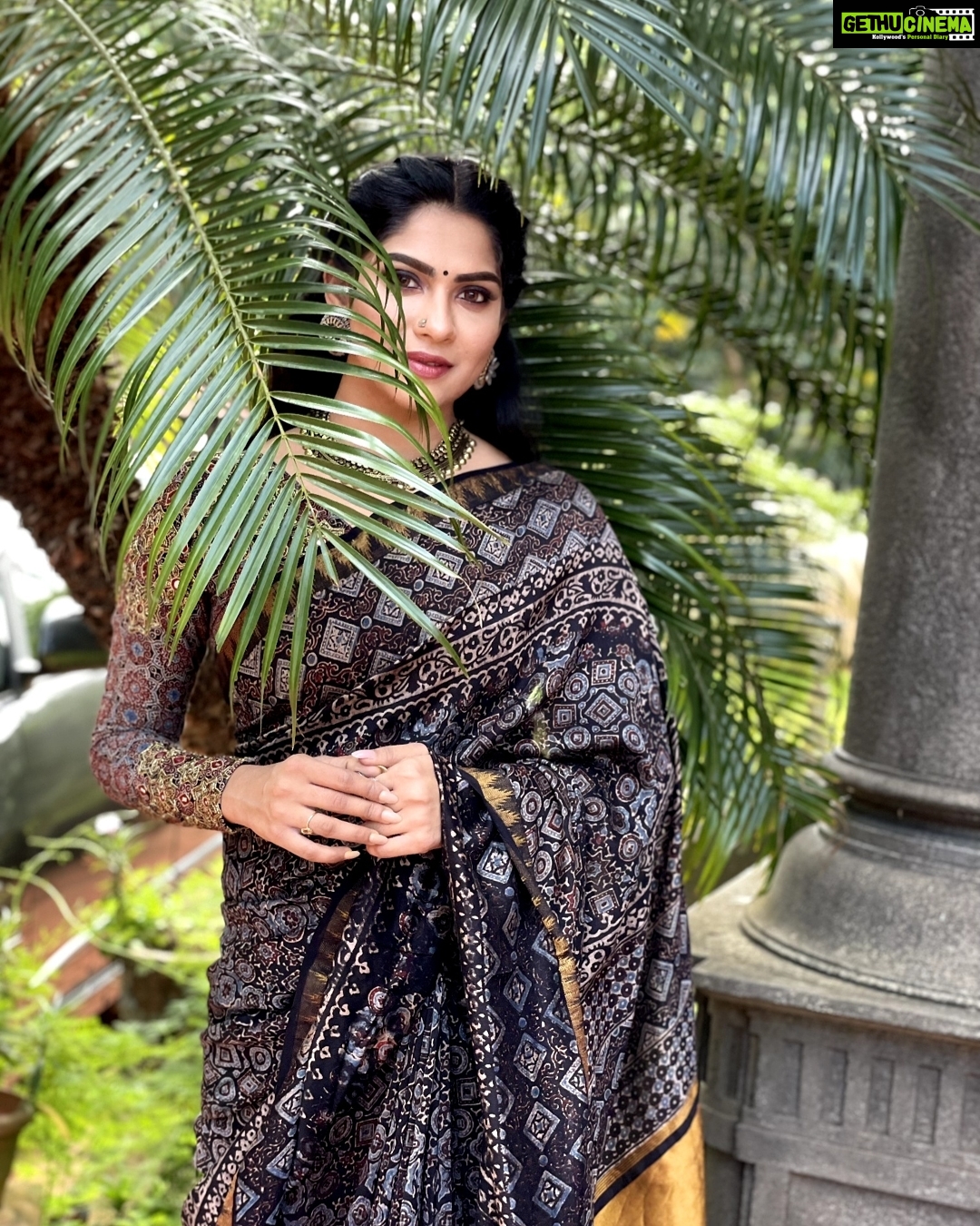 Swasika Instagram - "Despite the forecast, live like it's spring" Makeup: @abilashchickumakeupartist Beautiful saree by : @klumbyprajinajaanaki Jewellery: @planetjewel Stylist: @shinu_ushas #swasika #swasikavj #swasikavlogs #swasikaproductions #swasikavijay
