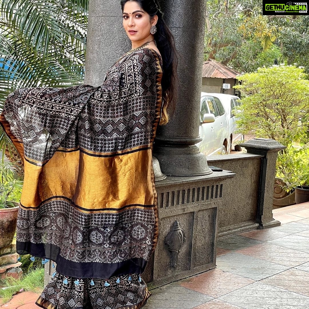 Swasika Instagram - "Despite the forecast, live like it's spring" Makeup: @abilashchickumakeupartist Beautiful saree by : @klumbyprajinajaanaki Jewellery: @planetjewel Stylist: @shinu_ushas #swasika #swasikavj #swasikavlogs #swasikaproductions #swasikavijay