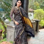 Swasika Instagram - "Despite the forecast, live like it's spring" Makeup: @abilashchickumakeupartist Beautiful saree by : @klumbyprajinajaanaki Jewellery: @planetjewel Stylist: @shinu_ushas #swasika #swasikavj #swasikavlogs #swasikaproductions #swasikavijay