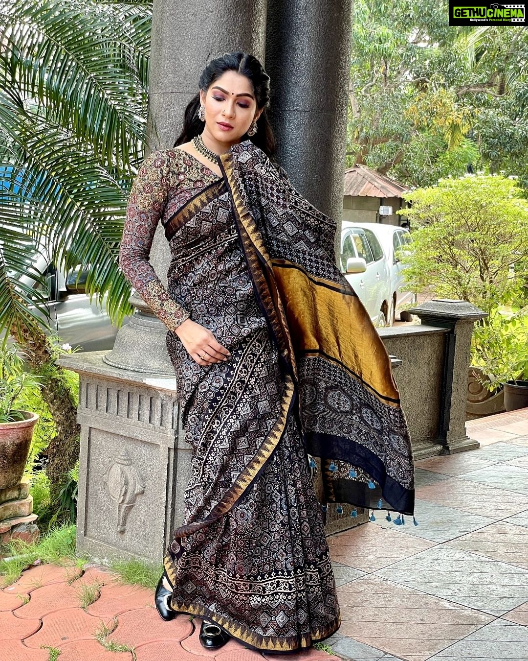 Swasika Instagram - "Despite the forecast, live like it's spring" Makeup: @abilashchickumakeupartist Beautiful saree by : @klumbyprajinajaanaki Jewellery: @planetjewel Stylist: @shinu_ushas #swasika #swasikavj #swasikavlogs #swasikaproductions #swasikavijay