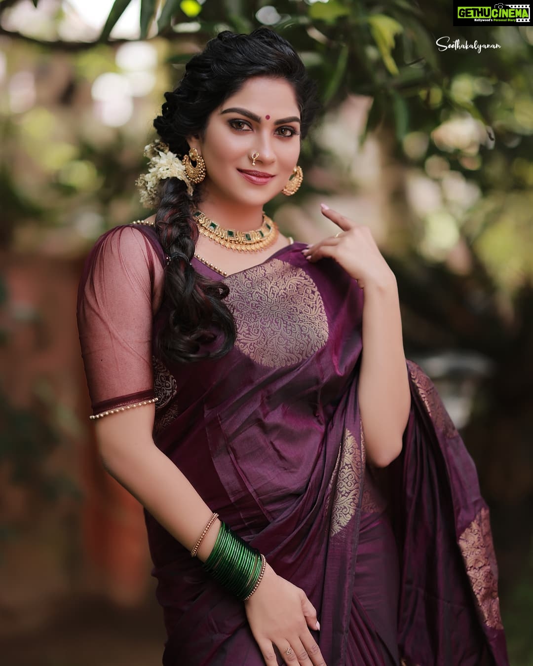 Swasika Instagram - Happy Atham 🏵 Makeup : @abilashchickumakeupartist Saree : @ruuhbythebrandstore and @thebrandstorebyfebitha Jewellery: @inikacollections Flowers : @renjinidas.r Photography: @karuntvm #happyatham #atham #onam #swasika #swasikavijay #swasikaactress