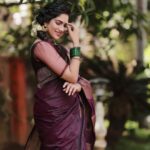 Swasika Instagram - Happy Atham 🏵 Makeup : @abilashchickumakeupartist Saree : @ruuhbythebrandstore and @thebrandstorebyfebitha Jewellery: @inikacollections Flowers : @renjinidas.r Photography: @karuntvm #happyatham #atham #onam #swasika #swasikavijay #swasikaactress