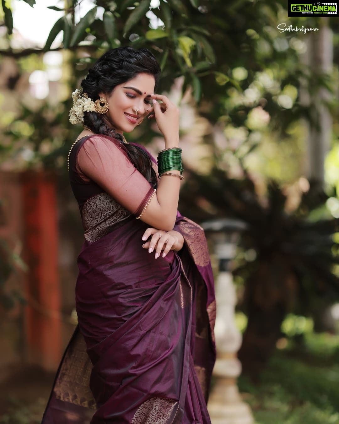 Swasika Instagram - Happy Atham 🏵 Makeup : @abilashchickumakeupartist Saree : @ruuhbythebrandstore and @thebrandstorebyfebitha Jewellery: @inikacollections Flowers : @renjinidas.r Photography: @karuntvm #happyatham #atham #onam #swasika #swasikavijay #swasikaactress
