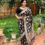 Swasika Instagram - Happiness is when what you think, what you say, and what you do are in harmony. Makeup : @abilashchickumakeupartist Saree : @tojofficial Blouse : @julahabyarchananair #swasikavj #swasikavlogs #blacksaree #keralagram