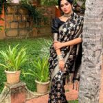 Swasika Instagram - Happiness is when what you think, what you say, and what you do are in harmony. Makeup : @abilashchickumakeupartist Saree : @tojofficial Blouse : @julahabyarchananair #swasikavj #swasikavlogs #blacksaree #keralagram