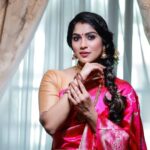 Swasika Instagram – In every woman, there is a Queen. Speak to the Queen and the Queen will answer.”
Makeup and Hair : @abilashchicku 
Jewellery: @jhoomarbyparvathyraj 
Photography: @wed_hunt_photography

#swasika #swasikavj #swasikaproductions #swasikavijayactress #malayalamactress #redcarpet #zeekeralam #swasikafilms #manampolemangalyam #sareelove