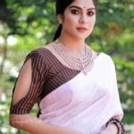 Swasika Instagram - Trust your beauty to shine from your eyes and into the souls of that deserve you. Makeup : @abilashchicku Saree : @thebrandstorebyfebitha Jewellery: @wooglitters Stylist: @shinu_ushas Photography: @perfect_makers #swasika #swasikavj #swasikavlogs #swasikactress #swasikavijay
