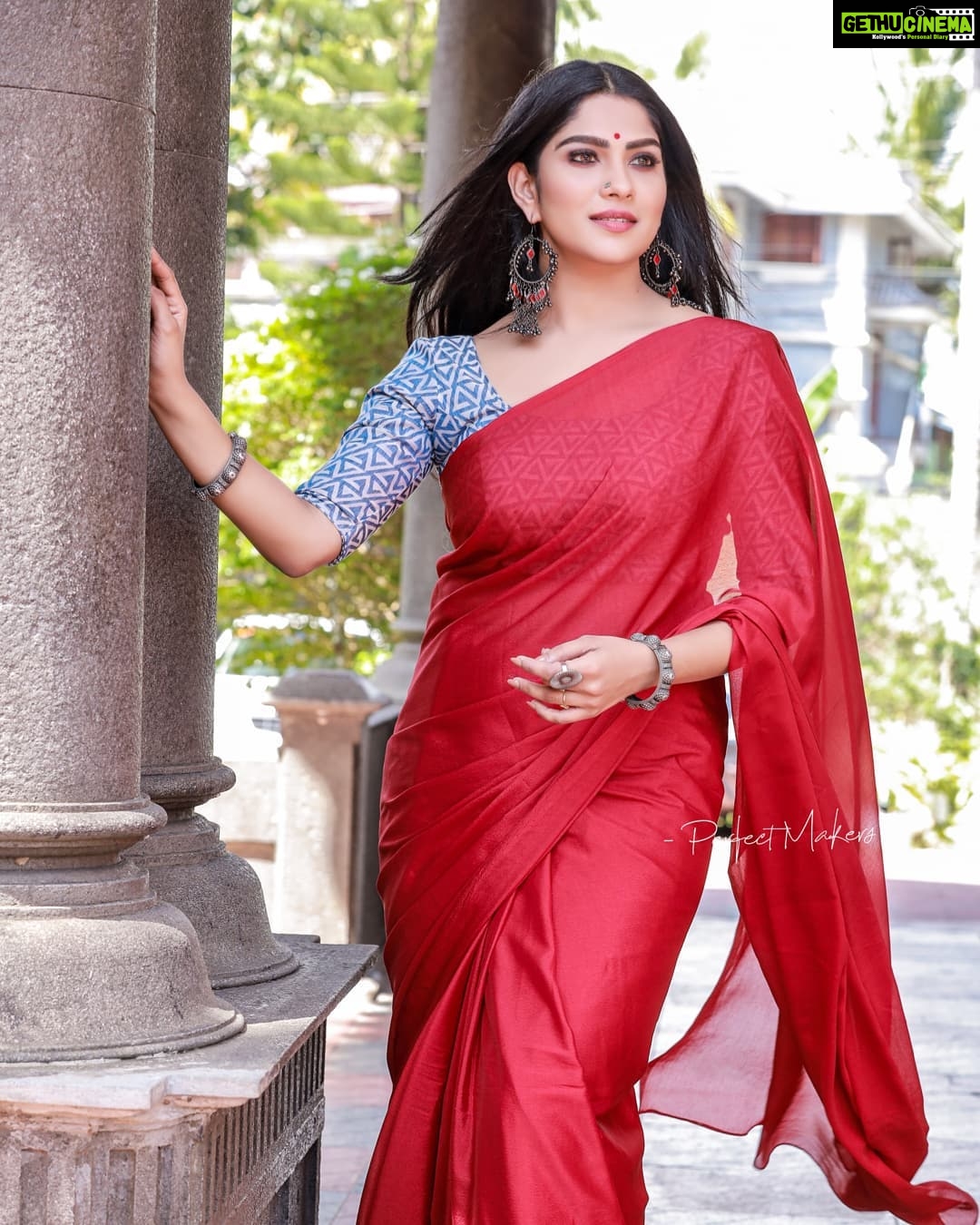 Swasika Instagram - Love , Laugh , Saree and the Wind . That's what I call a Bliss ! Makeup: @abilashchicku Photography: @perfect_makers Costume : @akiradesigns Stylist : @shinu_ushas Jewellery: @himaani_jewelry_store #swasikavj #swasika #redcarpet #sareelove #redsaree #girlinsaree #ladyinsaree