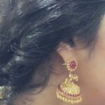 Swasika Instagram - “In every woman, there is a Queen. Speak to the Queen and the Queen will answer.” Video Credits : @premjacob06 Makeup and Hair : @abilashchicku Jewellery: @jhoomarbyparvathyraj #swasika #swasikavj #swasikaproductions #swasikavijayactress #malayalamactress #redcarpet #zeekeralam #swasikafilms #manampolemangalyam #sareelove