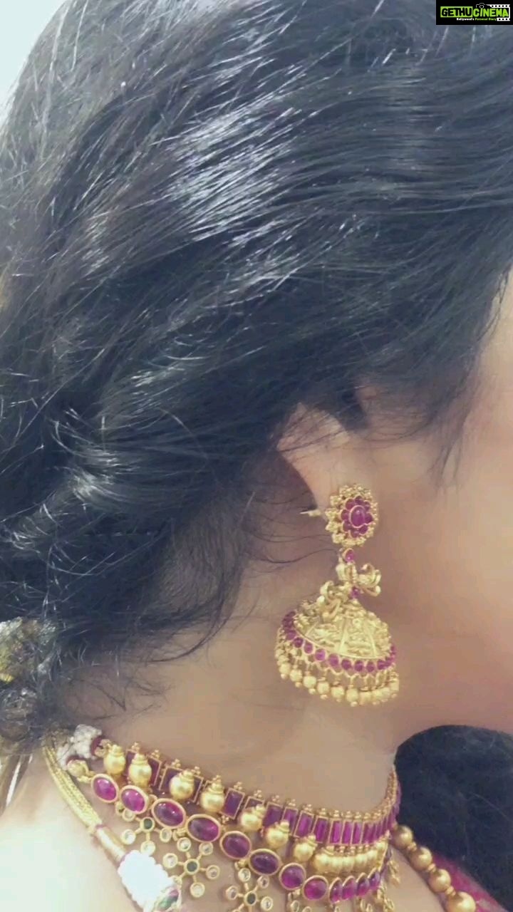 Swasika Instagram - “In every woman, there is a Queen. Speak to the Queen and the Queen will answer.” Video Credits : @premjacob06 Makeup and Hair : @abilashchicku Jewellery: @jhoomarbyparvathyraj #swasika #swasikavj #swasikaproductions #swasikavijayactress #malayalamactress #redcarpet #zeekeralam #swasikafilms #manampolemangalyam #sareelove