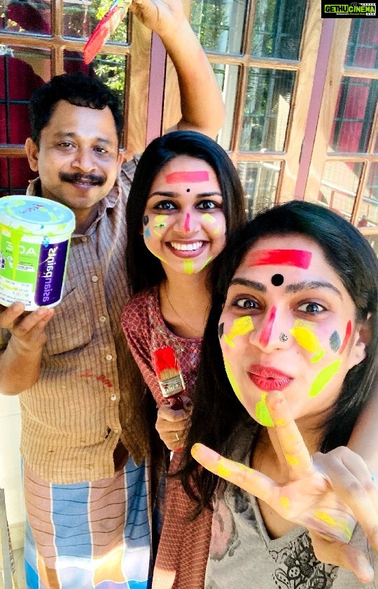 Swasika Instagram - I know most of us are fed Up of lockdowns but at the same time we know it is a necessary act for everyone's safety .But sometimes some lockdown days might end up to be productive . So here is a short video of how I spent a productive day at home with some DIY home decors. Thank u Darshu kutty @____silver_moon #swasika #swasikavj #swasikvlogs #diy #homegarden #homedecors #productiveday #swasikavijay