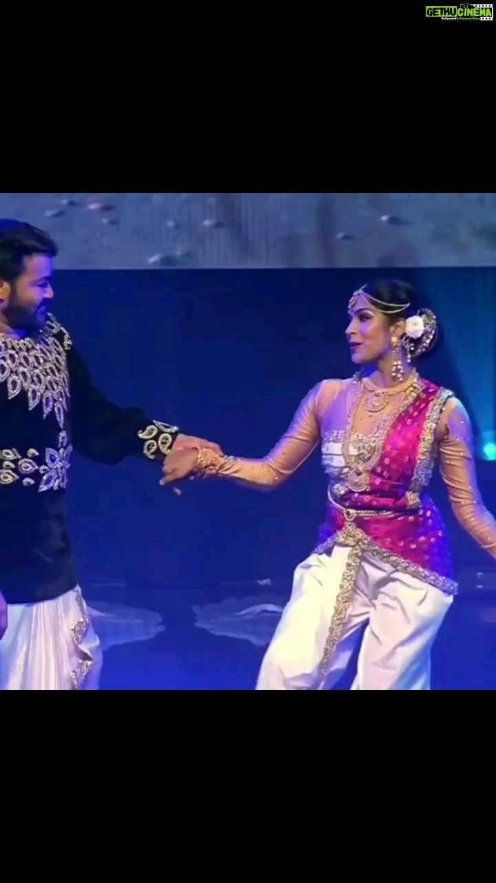 Swasika Instagram - Throwback to a dance memory with our own Lalettan ❤ @mohanlal Choreographed by dearest @bijudhwanitarang #swasika #swasikavj #swasikavlogs #swasikactress #ammashow #mohanlal #lalettan #bijudhwanitarang
