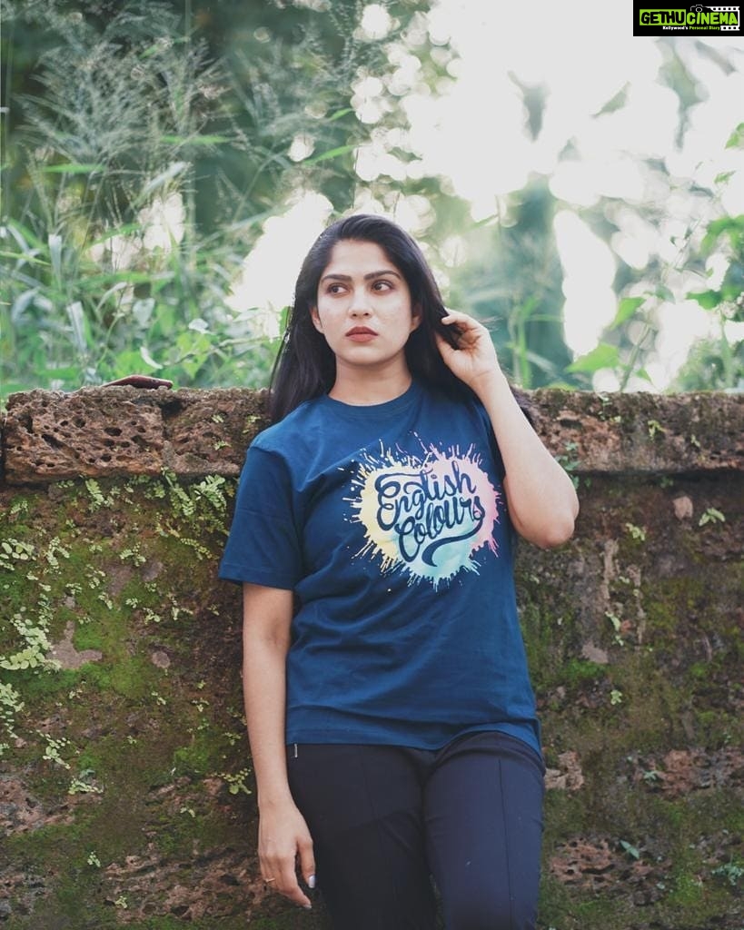 Swasika Instagram - Wearing the celebration of colours , class and craftsmanship from @englishcolours . Thank you @englishcolours for this beautiful and comfy t-shirt. Photography: @sachinmohandasphotography #swasika #swasikavj #swasikavlogs #swasikactress #englishcolours #englishcoloursclothing