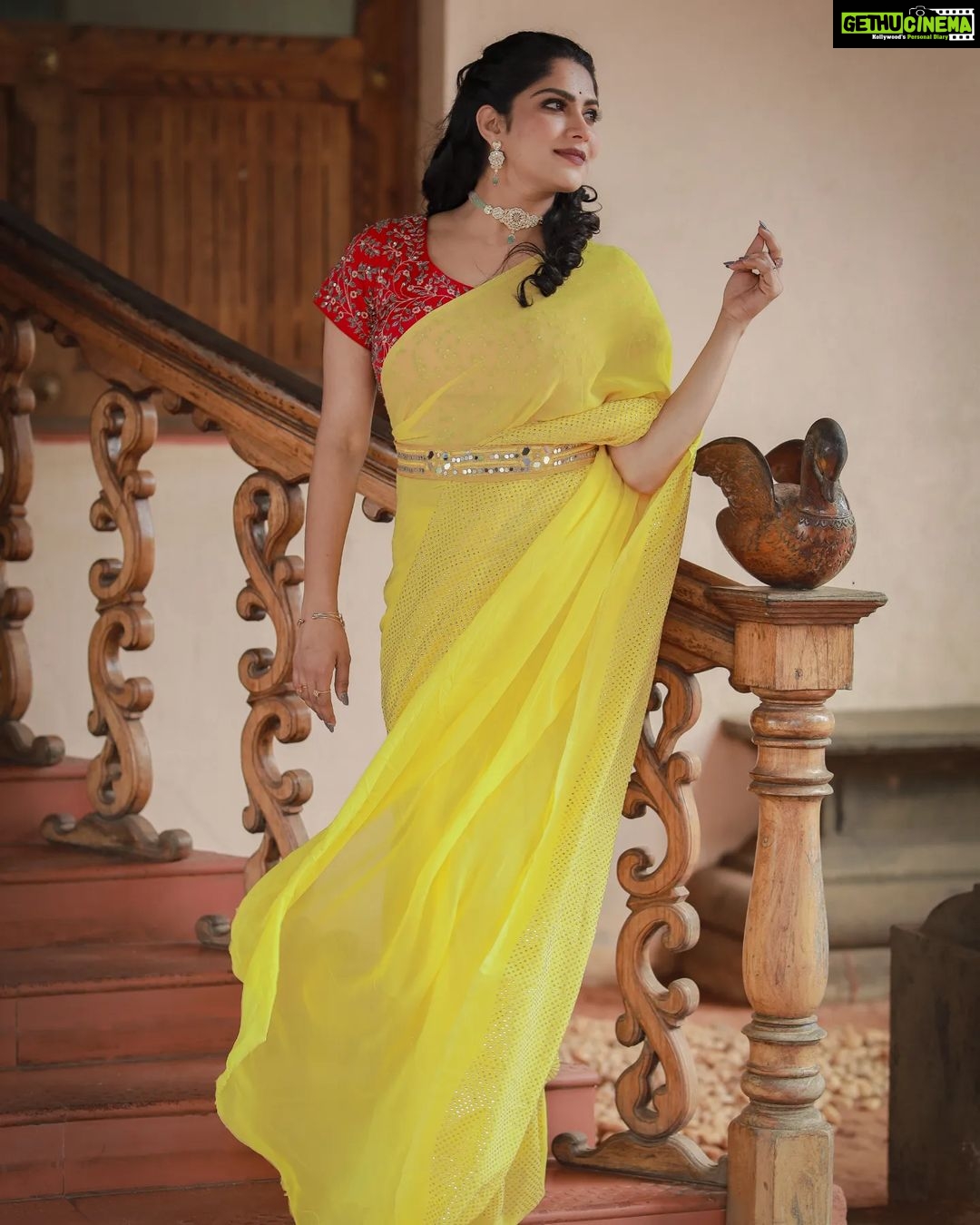 Swasika Instagram - When the wind played along with the drape and poses. Mua : @rosepetalsbridalmakeup Stylist : @rashmimuraleedharan Photographer @reshma_photography Saree : @ladies_planet_ Jewellery: @ladies_planet_rental_jewellery #swasika #swasikavj #yellowdrape #yellowlove #drapelove #sareelove #amritatv #redcarpet
