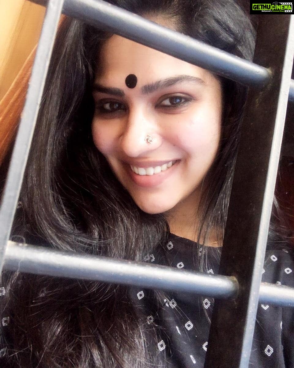 Swasika Instagram - "Be thou the rainbow in the storms of life. The evening beam that smiles the clouds away, and tints tomorrow with prophetic ray."- Lord Byron Some Random Clicks from Home 😄 #swasikavj #swasika #swasikactress #swasikavlogs #swasikavijay