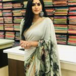 Swasika Instagram - Artistic , Modern , Ethinic or Fusion . Doesn't matter what your choice is , the elegance of saree never goes out if style . Wearing : @swayamvarasilksindia #swasika #swasikavj #swasikavlogs #swasikavijay #swasikaactress #malayalamactress