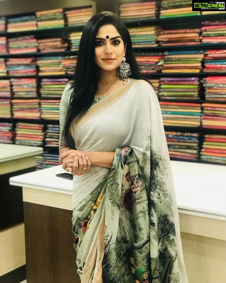 Swasika Instagram - Artistic , Modern , Ethinic or Fusion . Doesn't matter what your choice is , the elegance of saree never goes out if style . Wearing : @swayamvarasilksindia #swasika #swasikavj #swasikavlogs #swasikavijay #swasikaactress #malayalamactress
