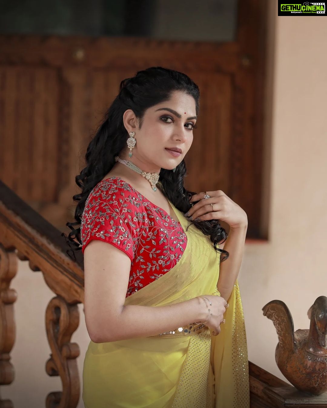 Swasika Instagram - When the wind played along with the drape and poses. Mua : @rosepetalsbridalmakeup Stylist : @rashmimuraleedharan Photographer @reshma_photography Saree : @ladies_planet_ Jewellery: @ladies_planet_rental_jewellery #swasika #swasikavj #yellowdrape #yellowlove #drapelove #sareelove #amritatv #redcarpet