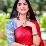 Swasika Instagram - Love , Laugh , Saree and the Wind . That's what I call a Bliss ! Makeup: @abilashchicku Photography: @perfect_makers Costume : @akiradesigns Stylist : @shinu_ushas Jewellery: @himaani_jewelry_store #swasikavj #swasika #redcarpet #sareelove #redsaree #girlinsaree #ladyinsaree