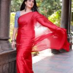Swasika Instagram - Love , Laugh , Saree and the Wind . That's what I call a Bliss ! Makeup: @abilashchicku Photography: @perfect_makers Costume : @akiradesigns Stylist : @shinu_ushas Jewellery: @himaani_jewelry_store #swasikavj #swasika #redcarpet #sareelove #redsaree #girlinsaree #ladyinsaree