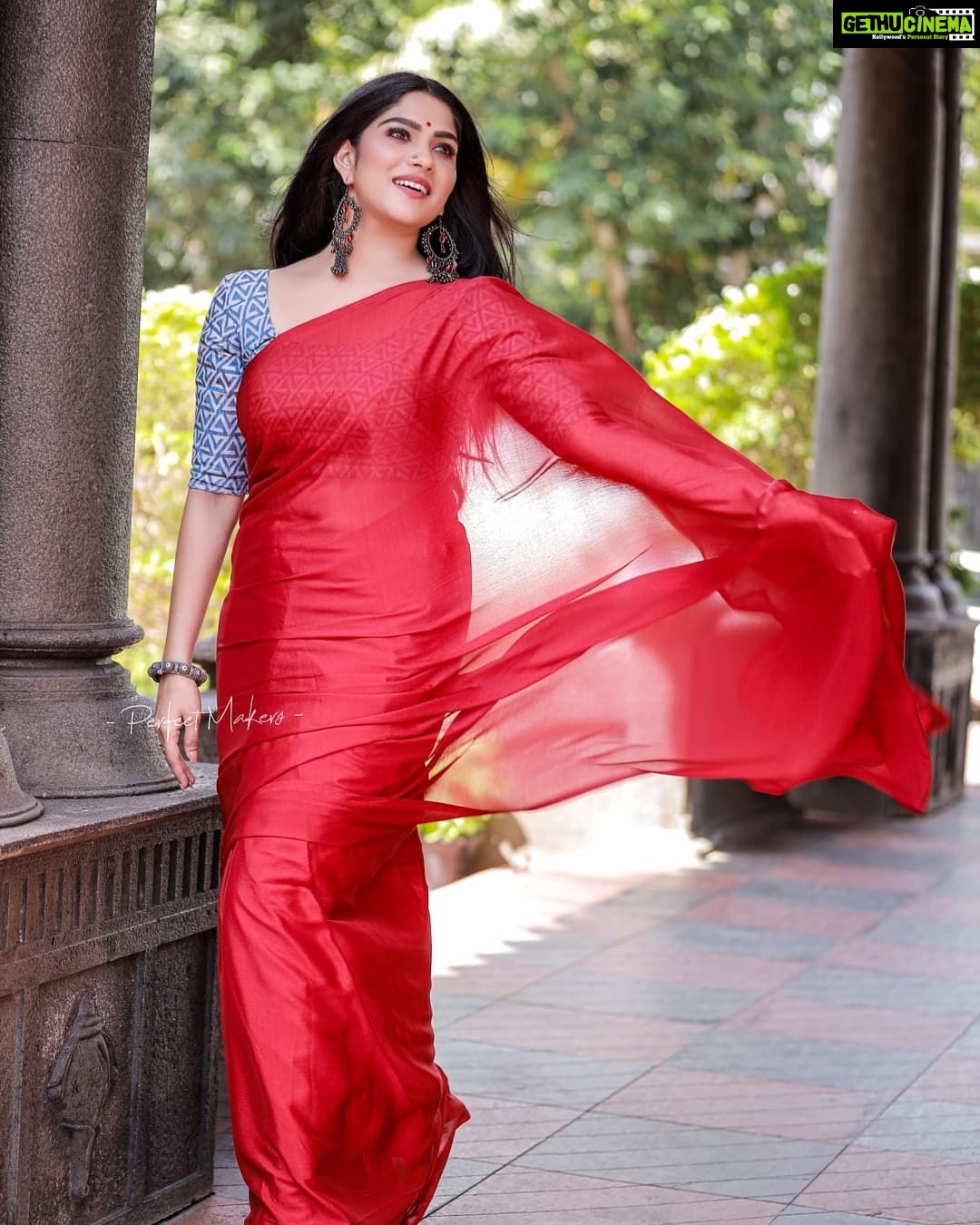 Swasika Instagram - Love , Laugh , Saree and the Wind . That's what I call a Bliss ! Makeup: @abilashchicku Photography: @perfect_makers Costume : @akiradesigns Stylist : @shinu_ushas Jewellery: @himaani_jewelry_store #swasikavj #swasika #redcarpet #sareelove #redsaree #girlinsaree #ladyinsaree