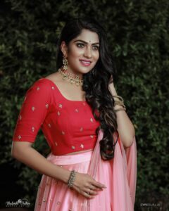 Swasika Instagram - The moving moon went up the sky, and nowhere did abide. Softly she was going up, and a star or two beside.  Makeup : @abilashchicku Jewellery: @wooglitters Costume : @thanuzbridalboutique Stylist: @shinu_ushas Photography: @midhinlal Thank u @dartistry.in #swasika #swasikavijay #swasikavj #swasikaproductions #swasikavlogs