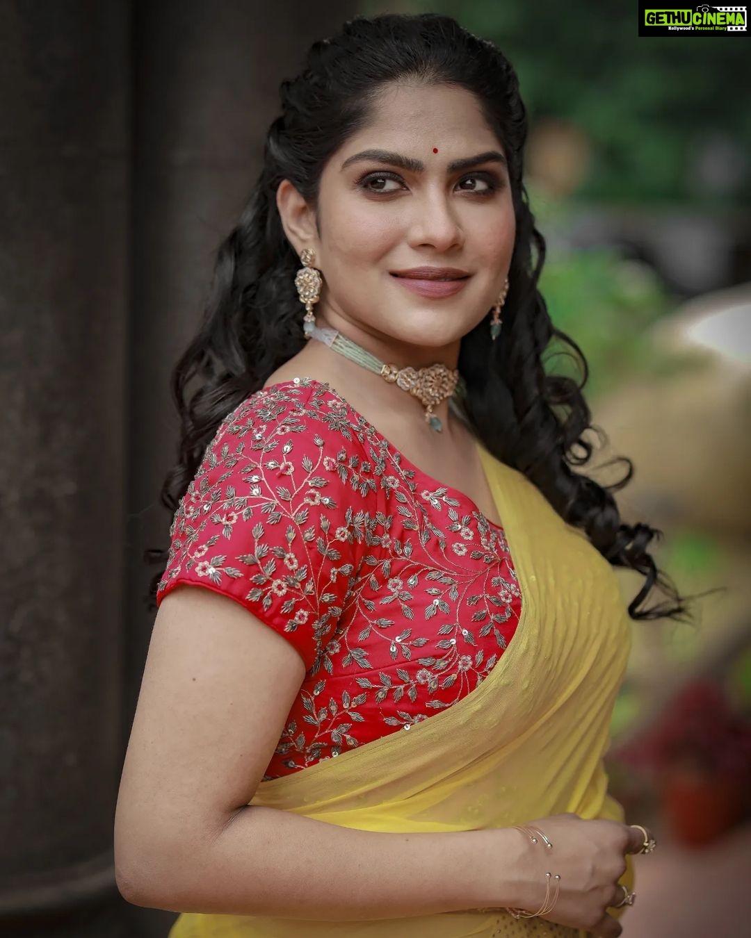 Swasika Instagram - When the wind played along with the drape and poses. Mua : @rosepetalsbridalmakeup Stylist : @rashmimuraleedharan Photographer @reshma_photography Saree : @ladies_planet_ Jewellery: @ladies_planet_rental_jewellery #swasika #swasikavj #yellowdrape #yellowlove #drapelove #sareelove #amritatv #redcarpet