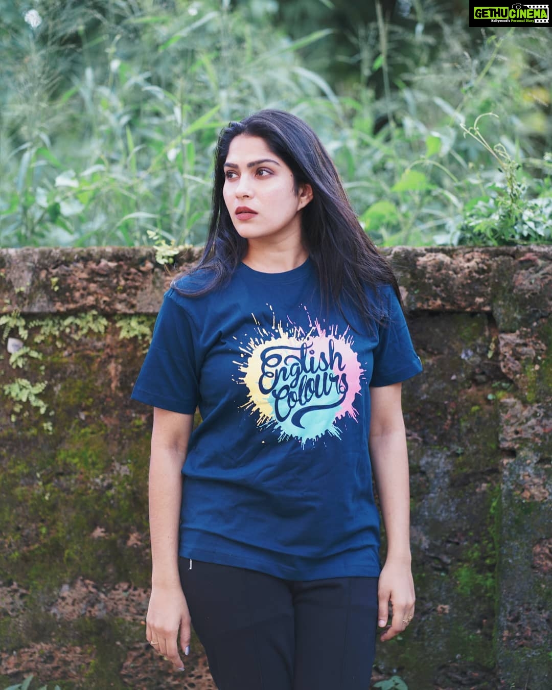Swasika Instagram - Wearing the celebration of colours , class and craftsmanship from @englishcolours . Thank you @englishcolours for this beautiful and comfy t-shirt. Photography: @sachinmohandasphotography #swasika #swasikavj #swasikavlogs #swasikactress #englishcolours #englishcoloursclothing