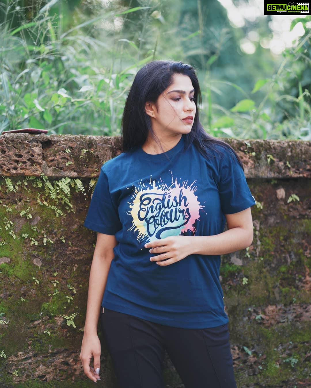 Swasika Instagram - Wearing the celebration of colours , class and craftsmanship from @englishcolours . Thank you @englishcolours for this beautiful and comfy t-shirt. Photography: @sachinmohandasphotography #swasika #swasikavj #swasikavlogs #swasikactress #englishcolours #englishcoloursclothing