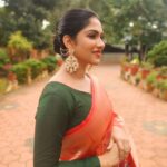 Swasika Instagram - When you are wearing a saree , it is all about how much you adore yourself , more than the drape . Styling: @rashmimuraleedharan HMuA : @rosepetalsbridalmakeup Saree: @the_drape_studio Blouse: @zoul_designz Earring: @ladies_planet_rental_jewellery #swasikavj #swasika #malayalamactress #redcarpet #drapeday