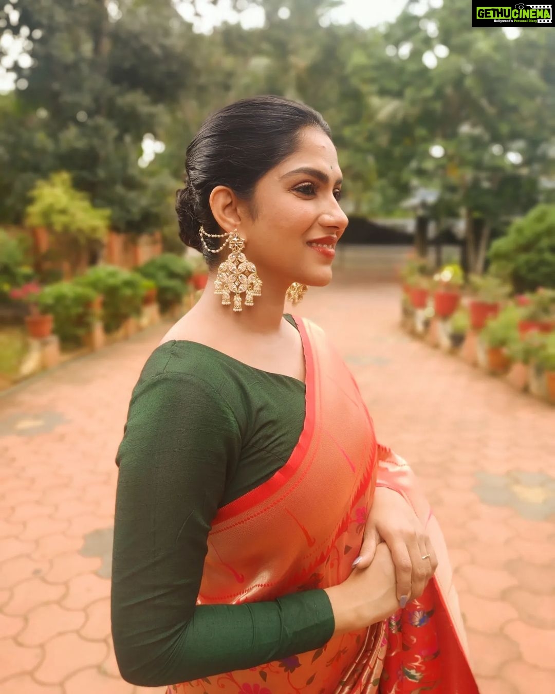 Swasika Instagram - When you are wearing a saree , it is all about how much you adore yourself , more than the drape . Styling: @rashmimuraleedharan HMuA : @rosepetalsbridalmakeup Saree: @the_drape_studio Blouse: @zoul_designz Earring: @ladies_planet_rental_jewellery #swasikavj #swasika #malayalamactress #redcarpet #drapeday