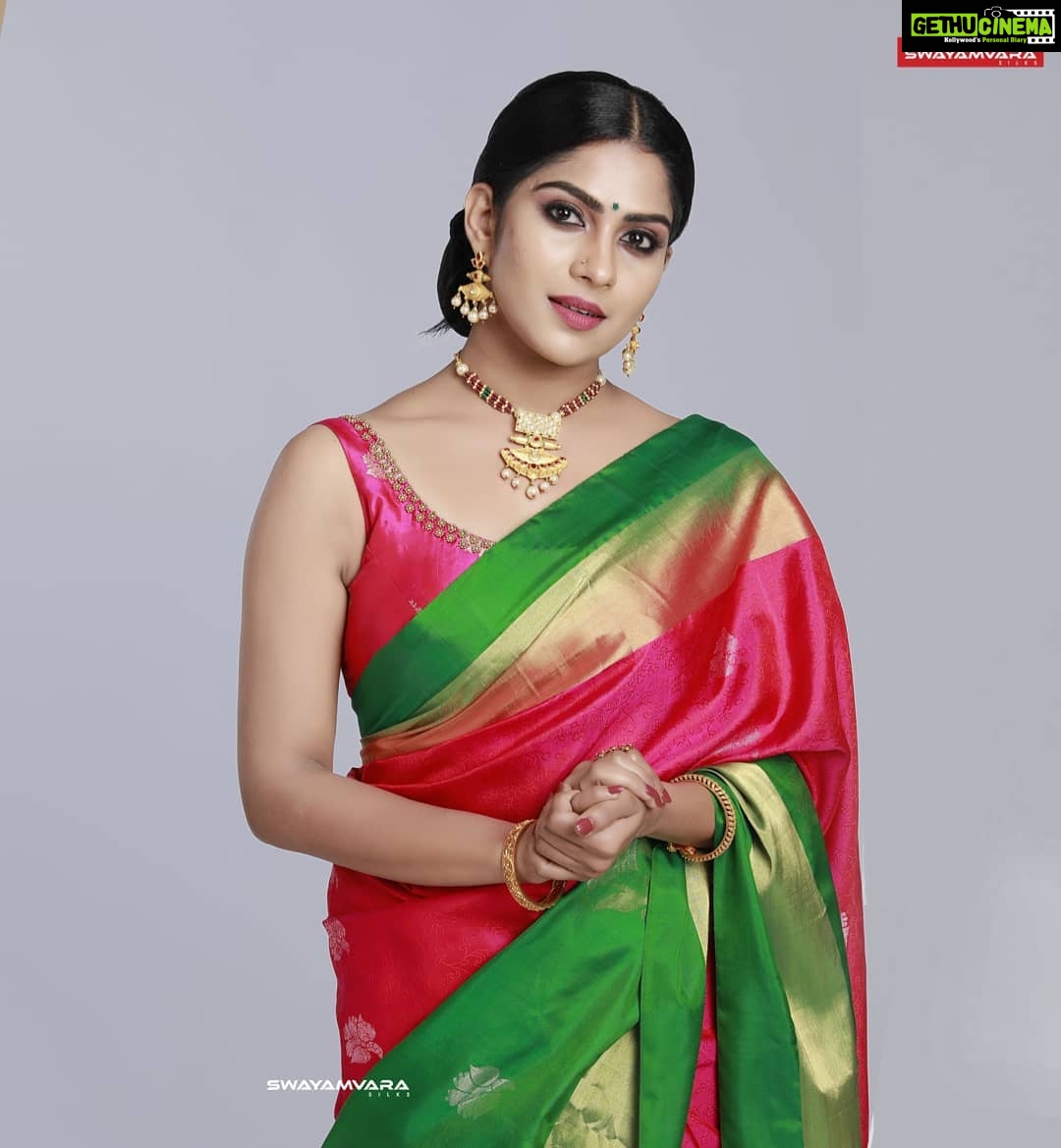 Swasika Instagram - Draped in the pure six yards of elegance from @swayamvarasilksindia . Photography: @sachinmohandasphotography MUA @mukeshmuralimukesh #swasikavj #swasikavijayactress #swasika #swasikavlogs #swasikaproductions #greenandpinksaree