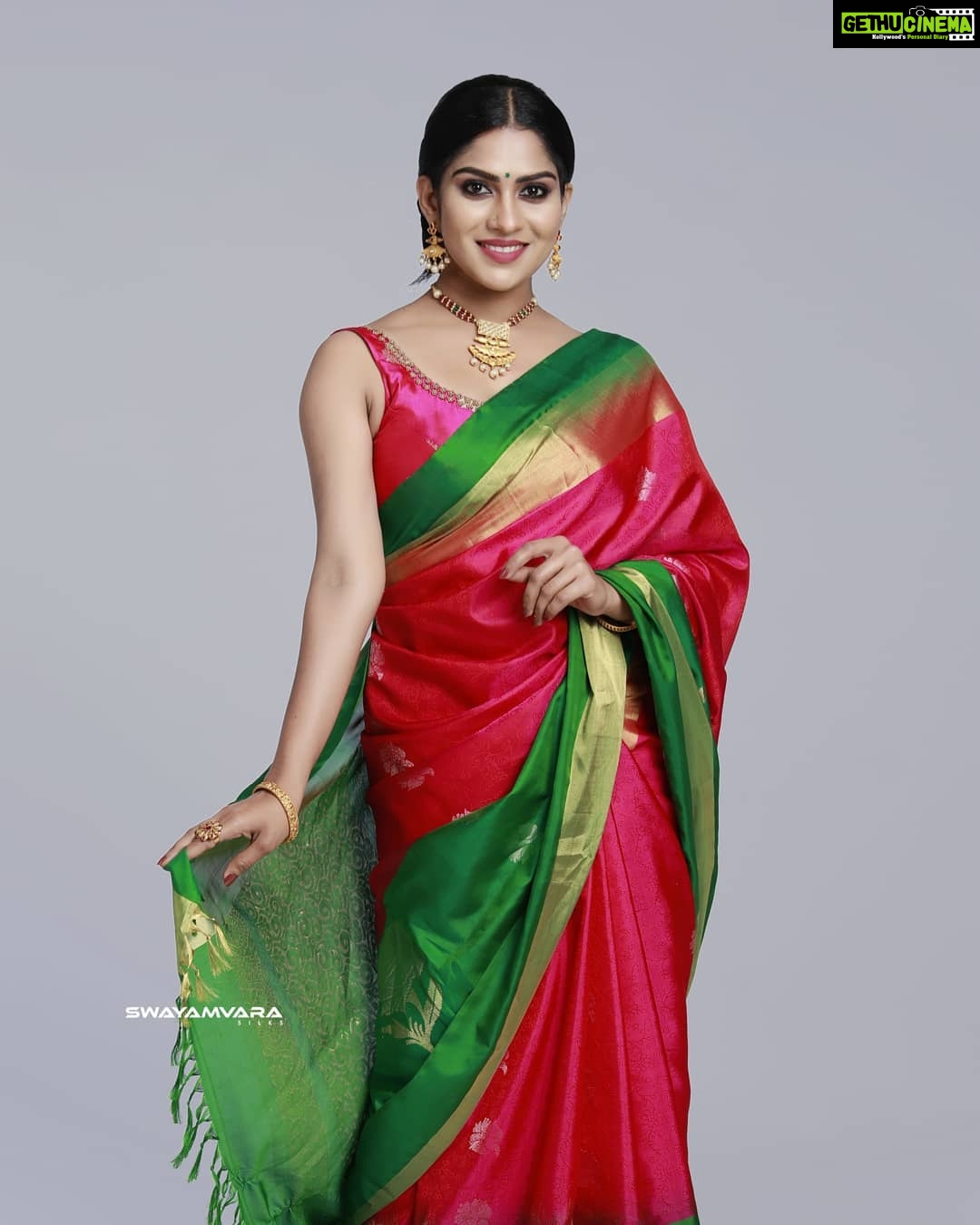 Swasika Instagram - Draped in the pure six yards of elegance from @swayamvarasilksindia . Photography: @sachinmohandasphotography MUA @mukeshmuralimukesh #swasikavj #swasikavijayactress #swasika #swasikavlogs #swasikaproductions #greenandpinksaree