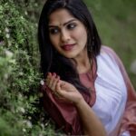Swasika Instagram - Do more things that light you up. Become lit from within.  Photography : @christy_sherly_ Location : @fragrantnature , Munnar Wearing @conlangclothing #swasika #swasikavj #swasikaactress #swasikavijay #malayalamactress #fragrantnature #munnar #munnarclicks