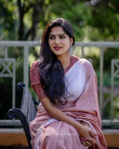 Swasika Instagram - Do more things that light you up. Become lit from within.  Photography : @christy_sherly_ Location : @fragrantnature , Munnar Wearing @conlangclothing #swasika #swasikavj #swasikaactress #swasikavijay #malayalamactress #fragrantnature #munnar #munnarclicks