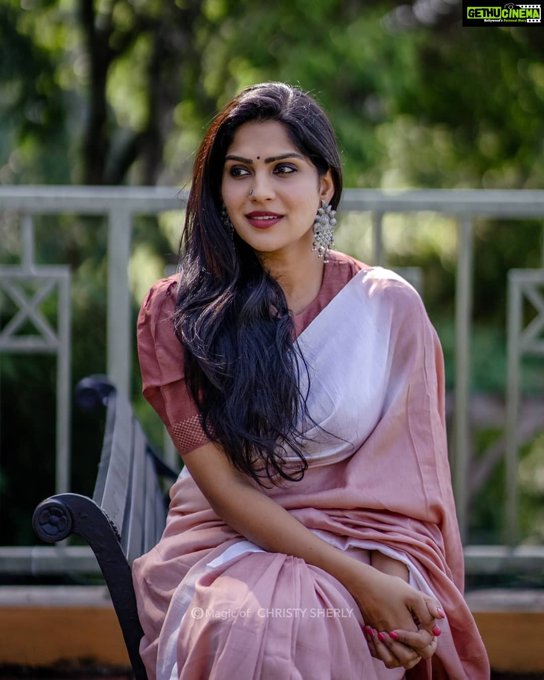 Swasika Instagram - Do more things that light you up. Become lit from within. Photography : @christy_sherly_ Location : @fragrantnature , Munnar Wearing @conlangclothing #swasika #swasikavj #swasikaactress #swasikavijay #malayalamactress #fragrantnature #munnar #munnarclicks